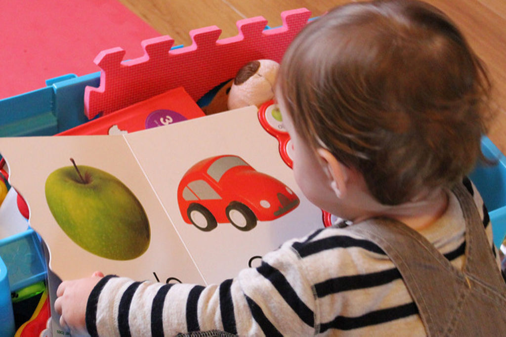 Leer a bebés les genera formas expresivas y descriptivas