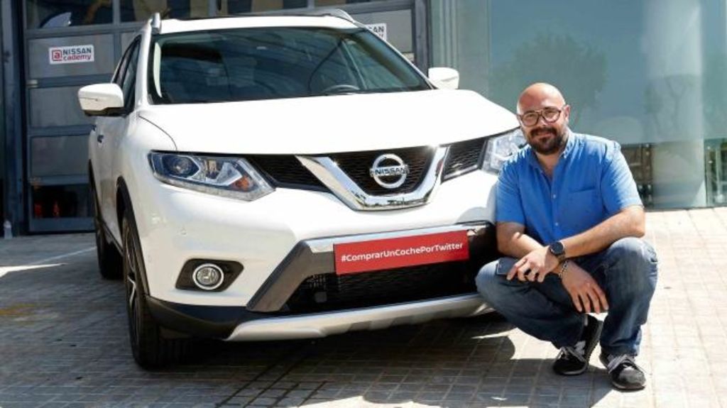 Vende Nissan su primer automóvil mediante Twitter