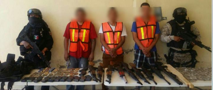 Aseguran arsenal y droga en Sabinas; tres detenidos