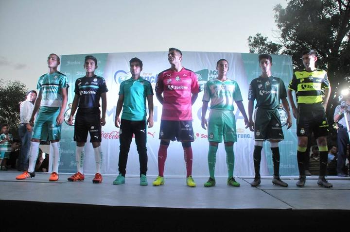 Presenta uniforme Club Santos Laguna en Coahuila