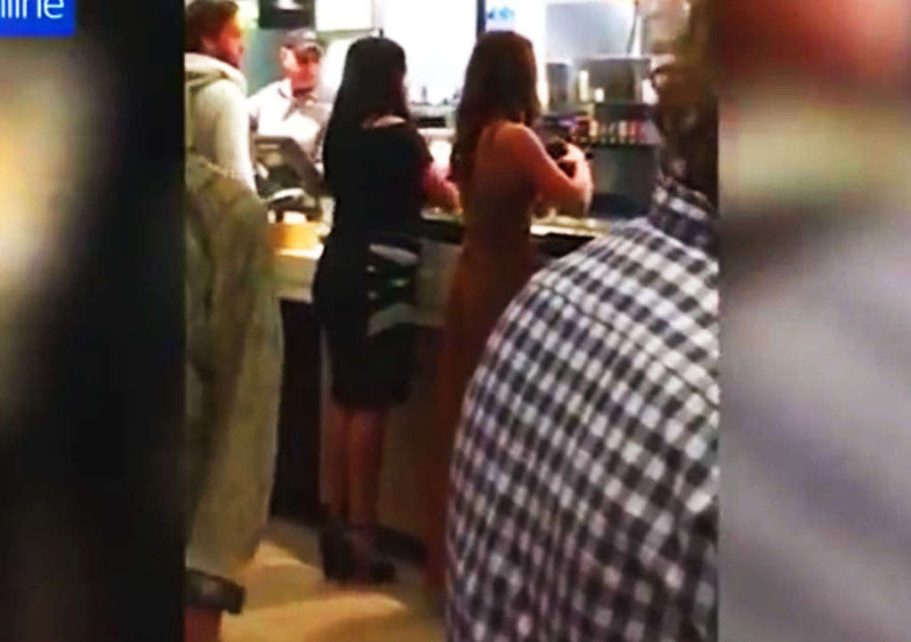 Mujeres inician guerra de comida en un McDonlad's