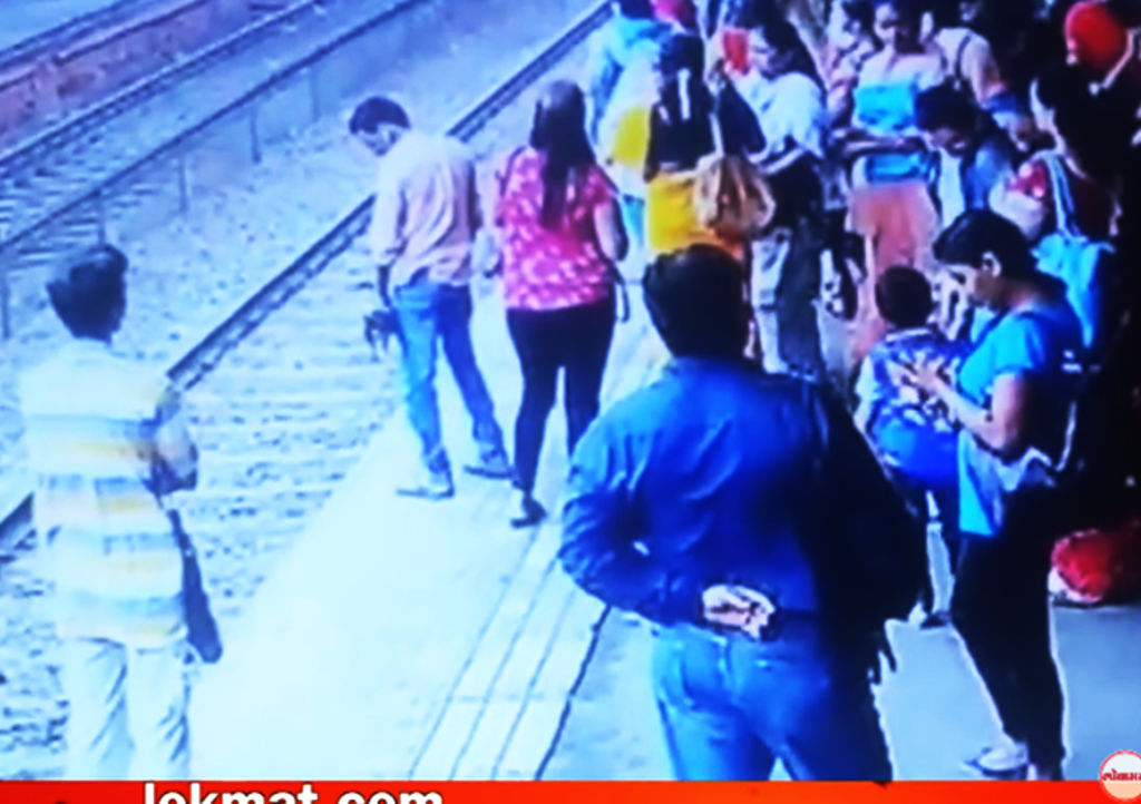 Hombre se suicida lanzándose al tren en la India