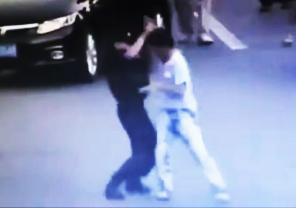 Mujer policía neutraliza con espectacular llave a sujeto armado