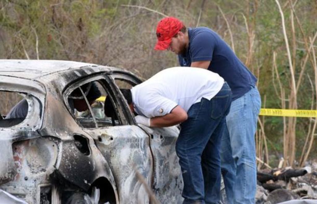 Hallan dos cuerpos calcinados en vehículo en Mazatlán
