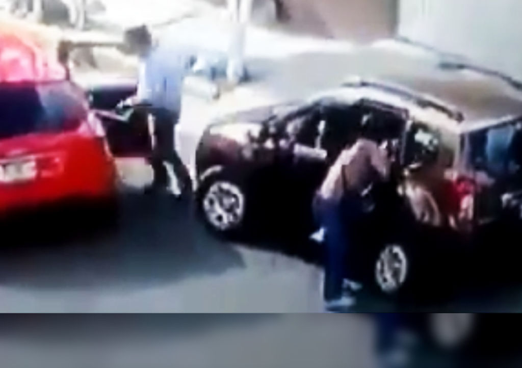 Mujer rescata a sus hijos de ladrones que robaron su camioneta