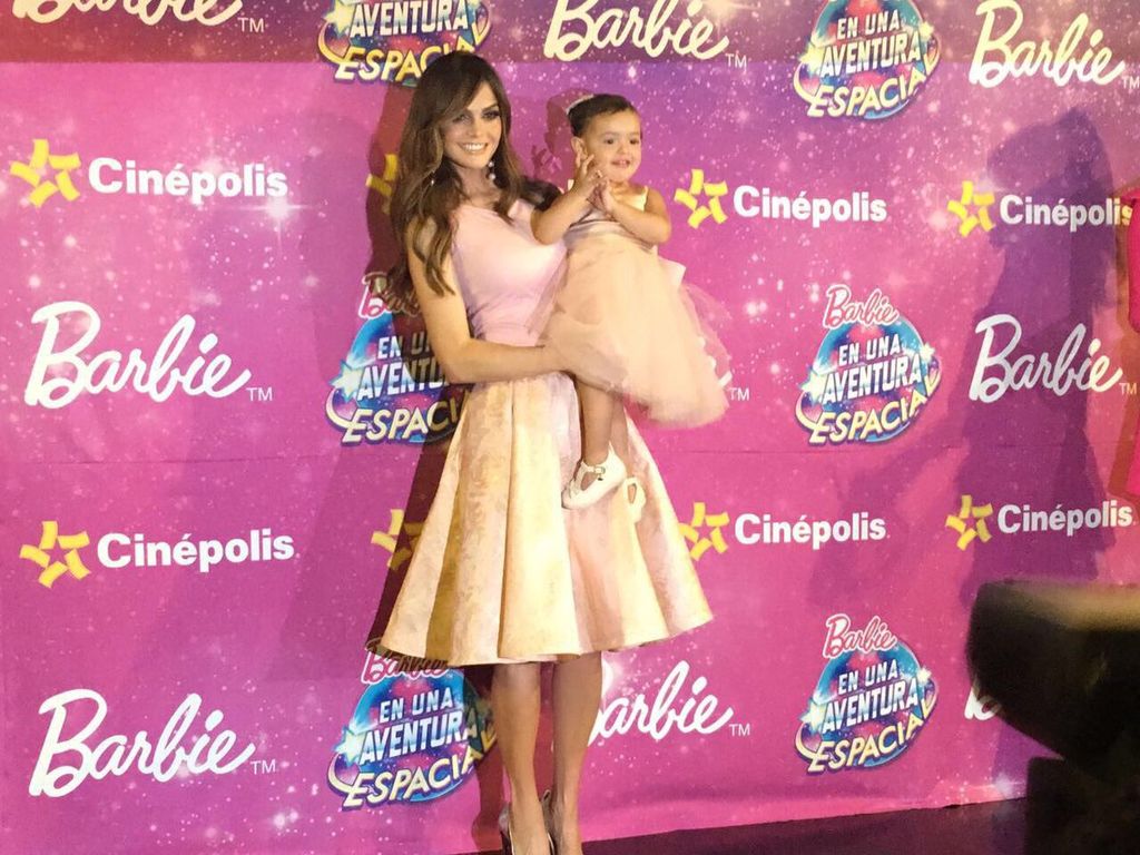 Marisol le inculca valores de Barbie a su hija