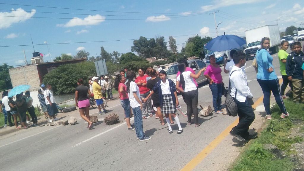 Bloquean carretera Torreón-San Pedro tras muerte de estudiante