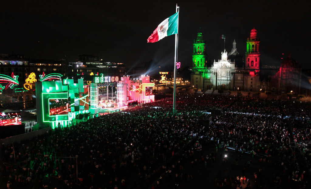 Desborda de fiesta el Zócalo para celebrar el Grito de Independencia