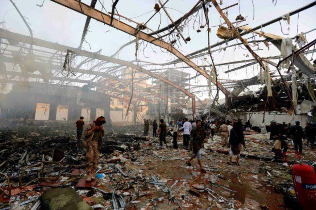 Bombardeo a funeraria en Yemen deja 82 muertos