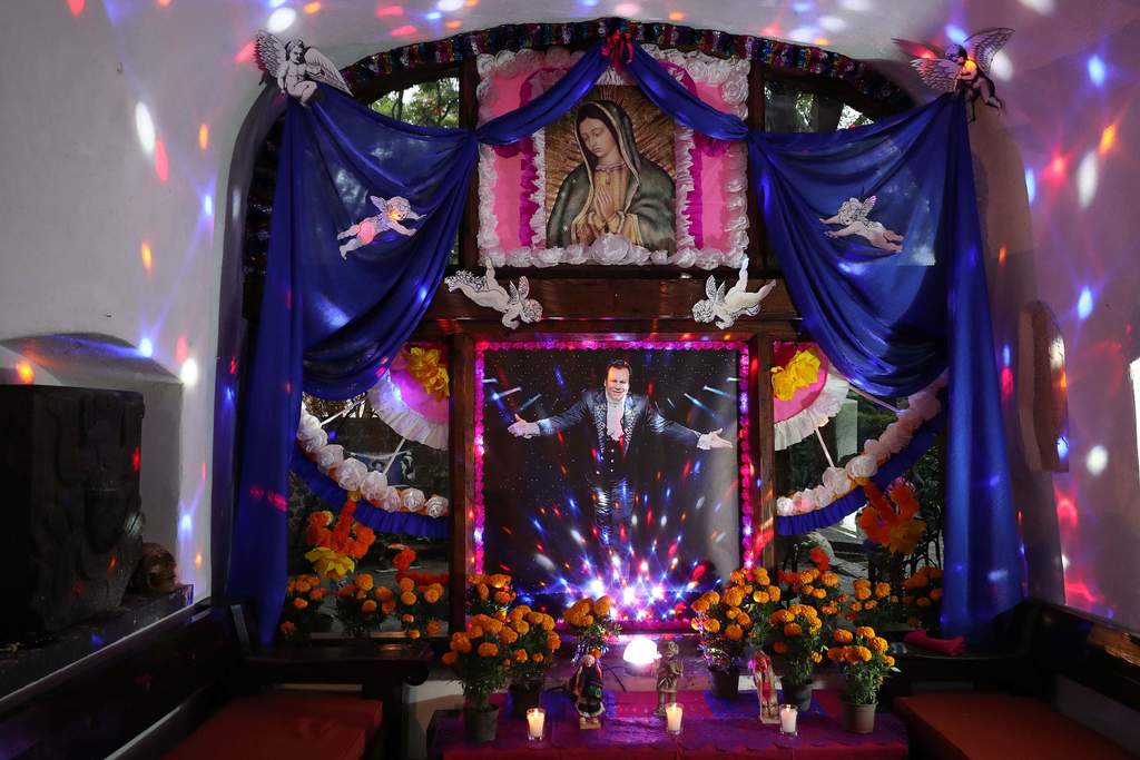 Rinden homenaje a Juan Gabriel con altar en casa del 'Indio' Fernández