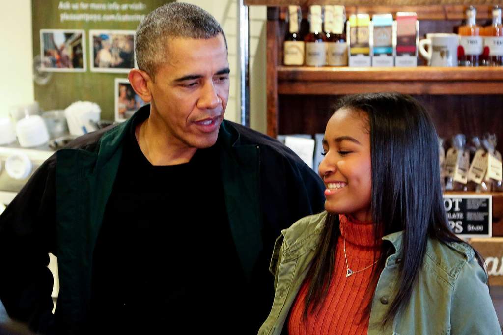 Hija menor de Obama ‘ridiculiza’ a su padre con video