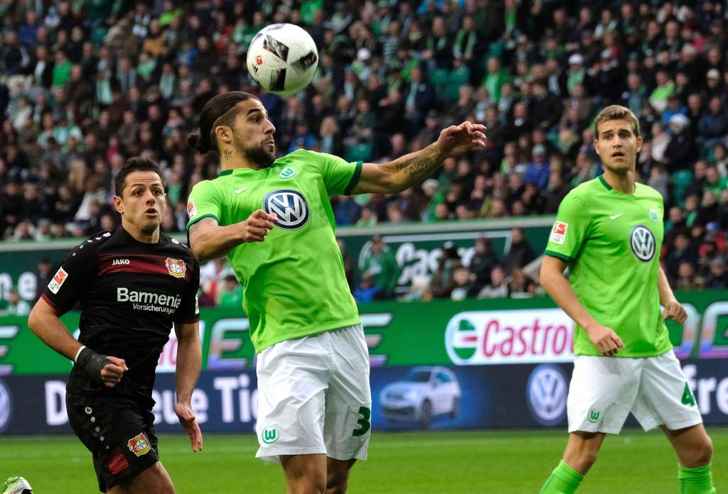 Vence Bayer a Wolfsburgo con 'Chicharito' de titular
