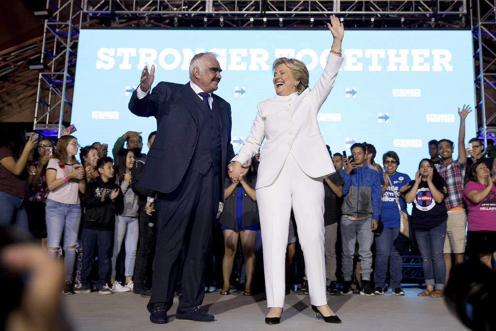 Llama Vicente Fernández a votar por Hillary Clinton