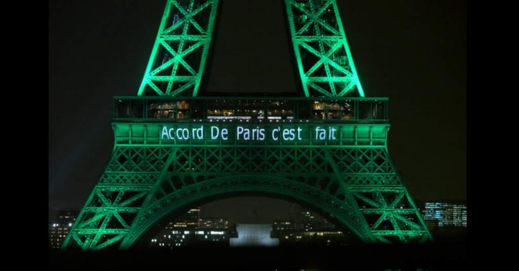 Torre Eiffel se ilumina de verde por Acuerdo de París