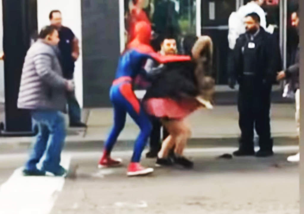 'Spiderman' atrapa a ladrona en la calle