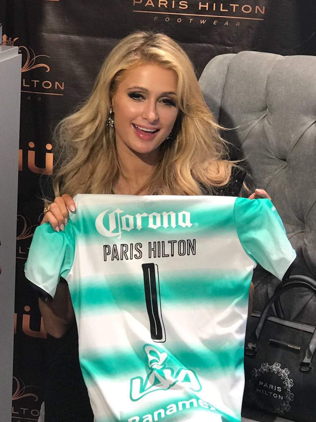 Posa Paris Hilton con jersey del Santos Laguna