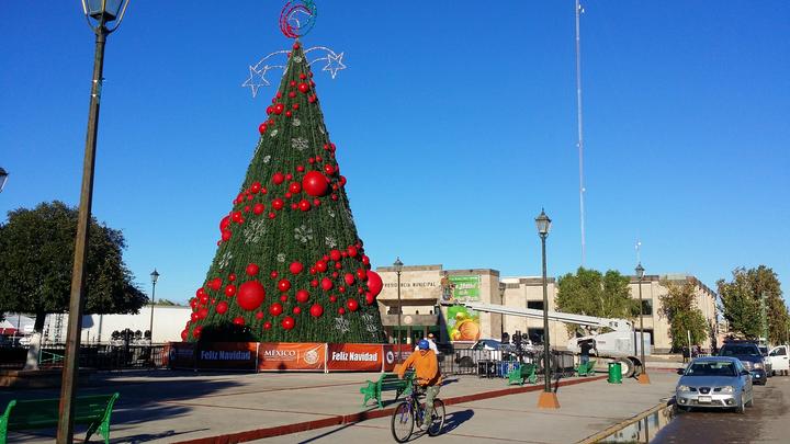 Invita alcalde de Piedras Negras a encendido de pino navideño
