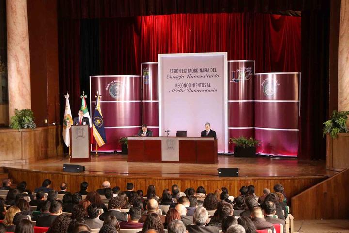 Entrega rector de UA de C estímulos a 198 universitarios