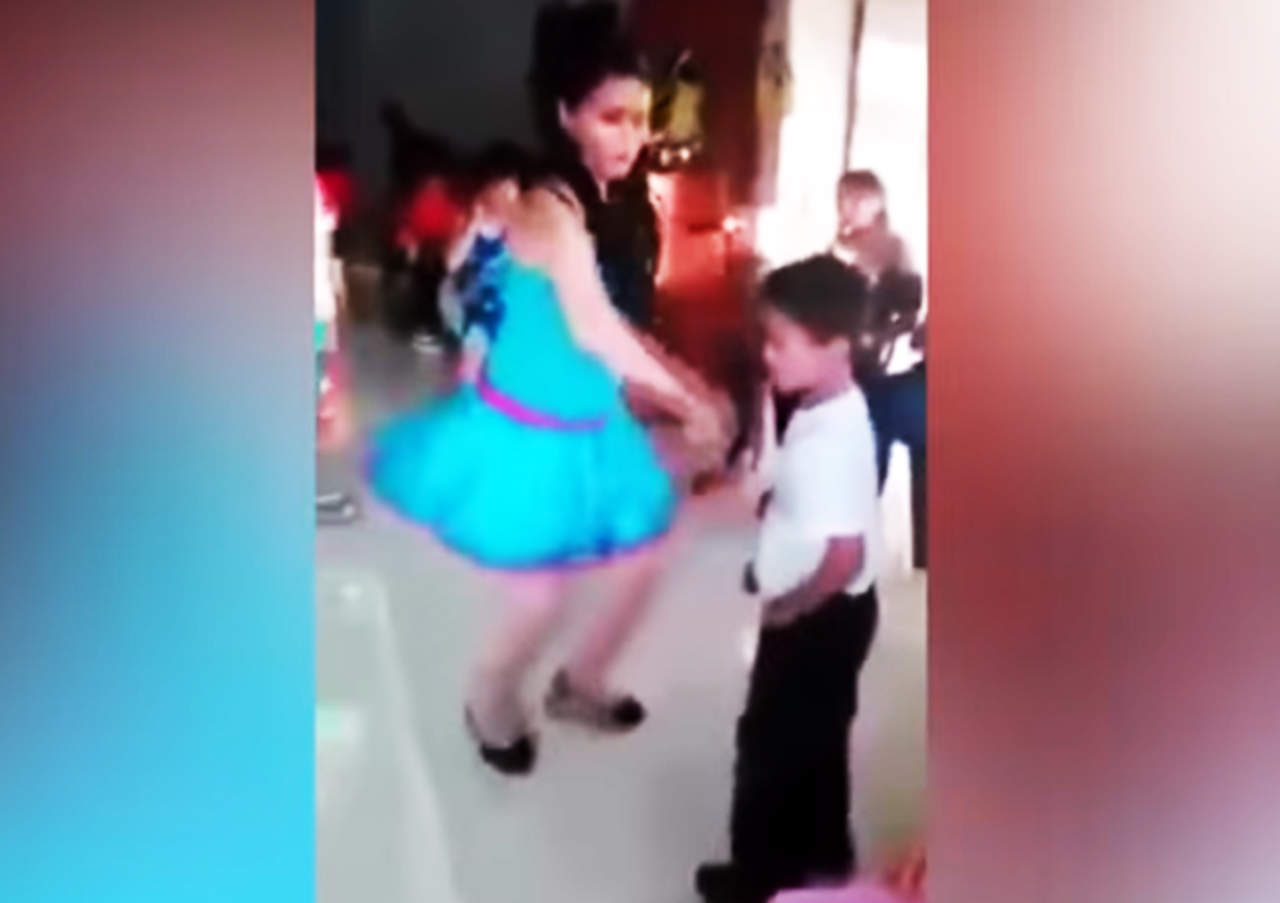Genera indignación show de bailarinas en fiesta infantil