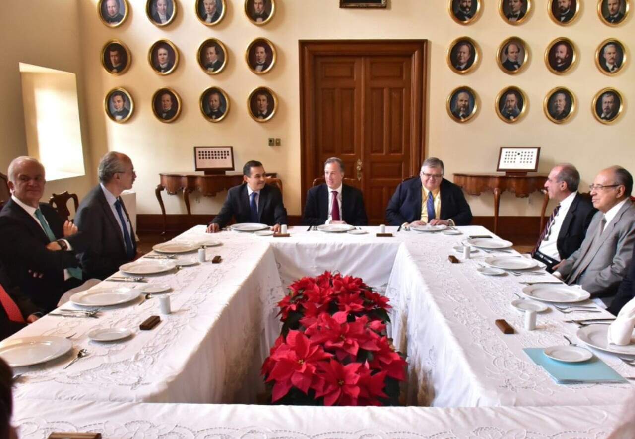 Aborda Meade con exsecretarios de Hacienda los retos de México