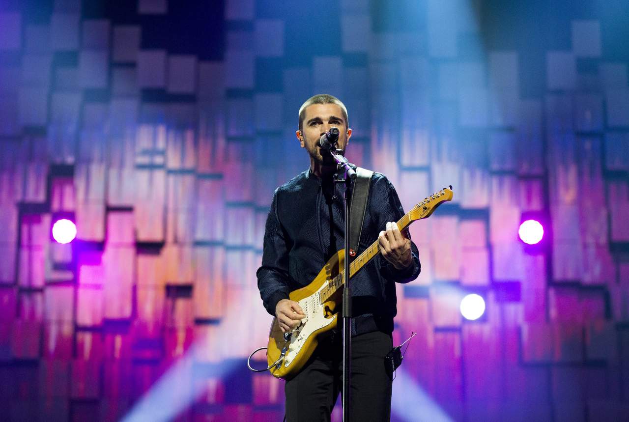 Juanes canta Hotel California en homenaje a The Eagles