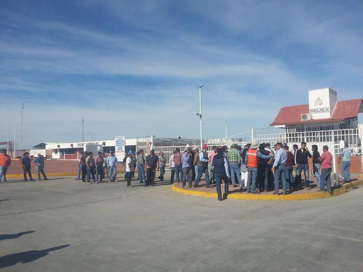 Bloquean transportistas instalaciones de Pemex en Monclova