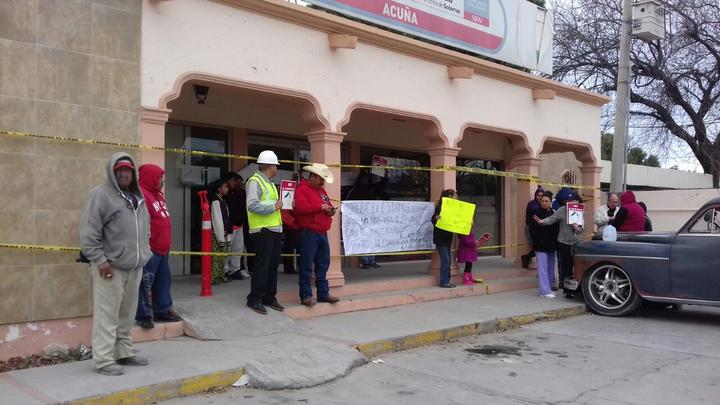 Ciudadanos toman instalaciones de Sefin en Acuña