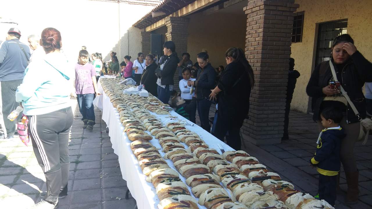 Reparten Rosca de Reyes en San Pedro