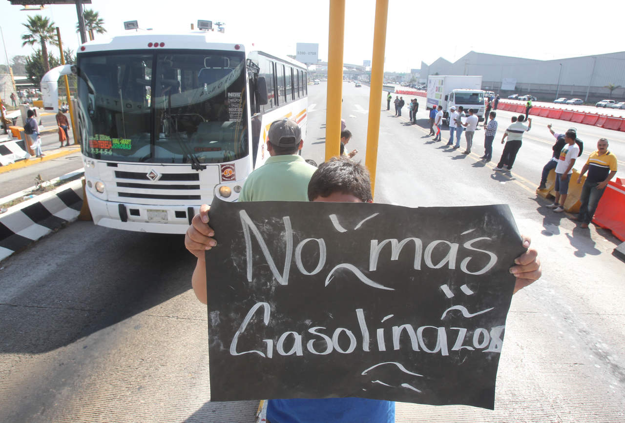 Anuncian campesinos más bloqueos carreteros por 'gasolinazo'