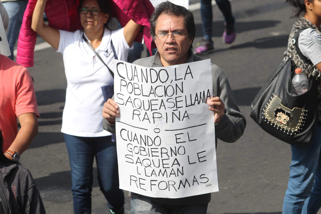 Marchan rumbo al Zócalo contra el 'gasolinazo'