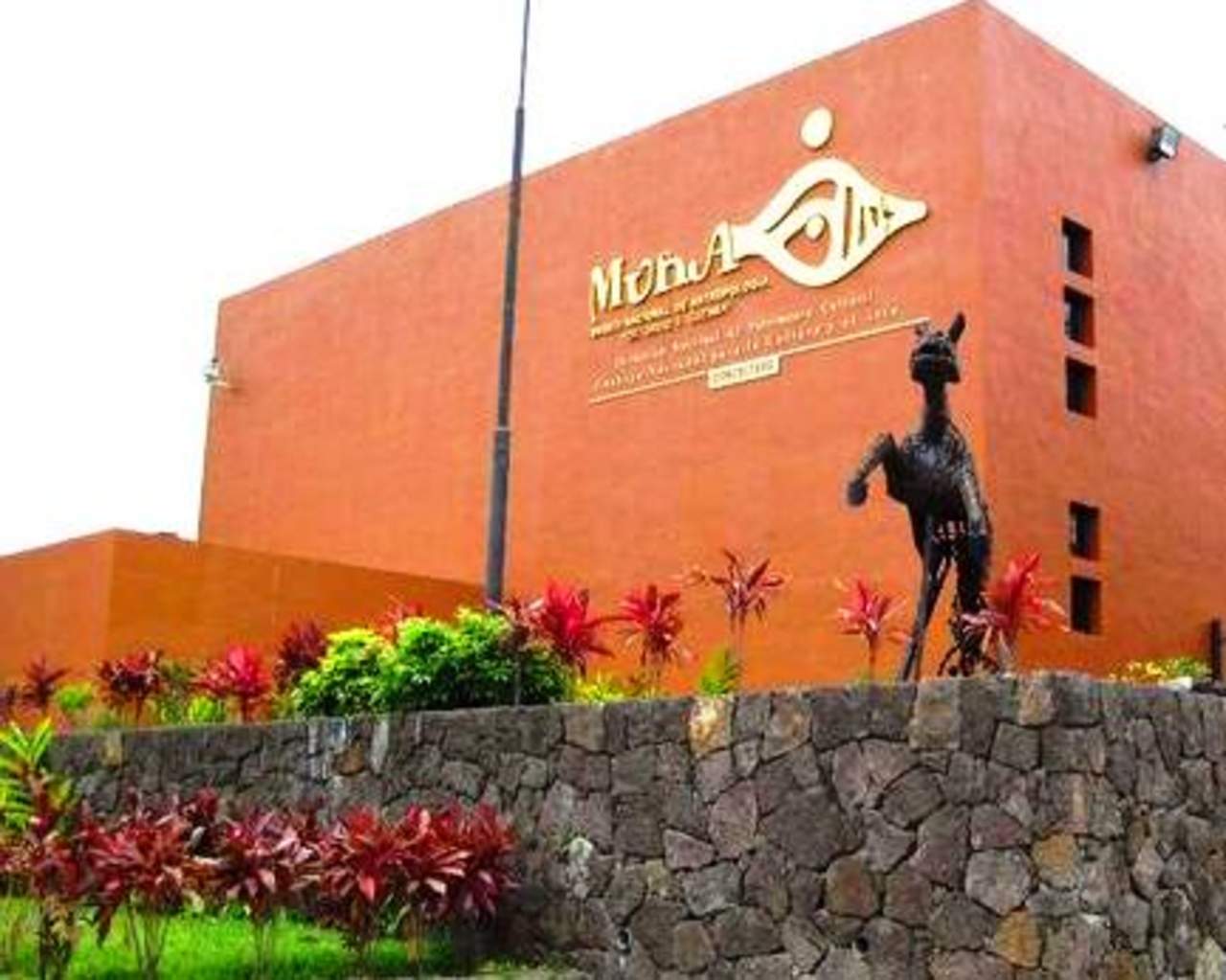 Suman nueve piezas prehispánicas y coloniales robadas en museo de El Salvador