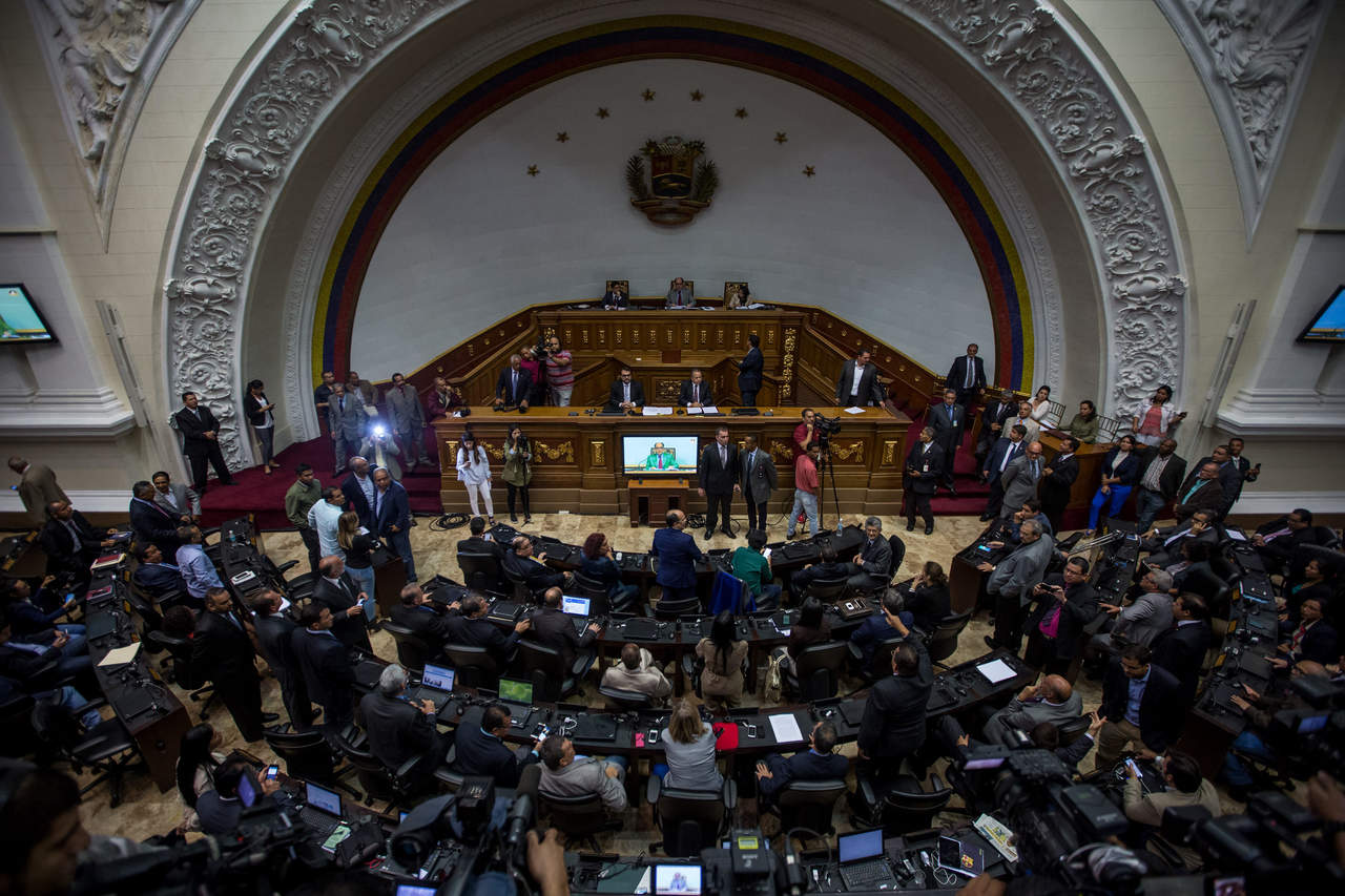 Declara la asamblea venezolana abandono de presidencia por parte de Maduro