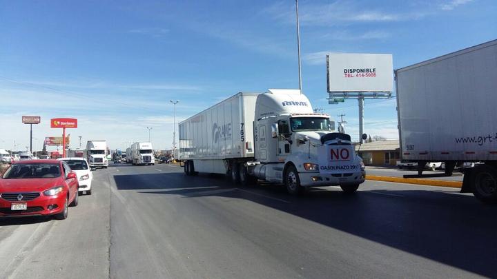 Se manifiestan transportistas en Saltillo por incremento de la gasolina