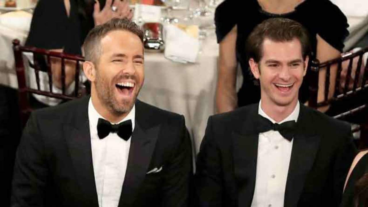 Explica Andrew Garfield su beso con Ryan Reynolds en los Golden Globes