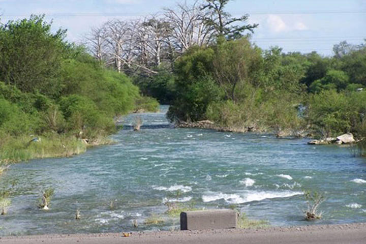 Denuncia diputado contaminación en río Álamo