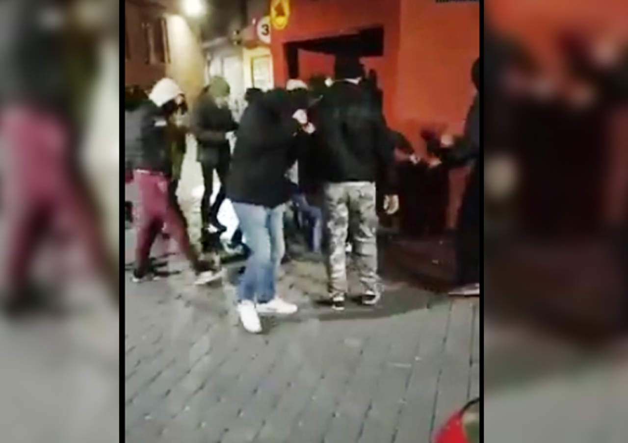 Golpean brutalmente a chica afuera de un bar en España
