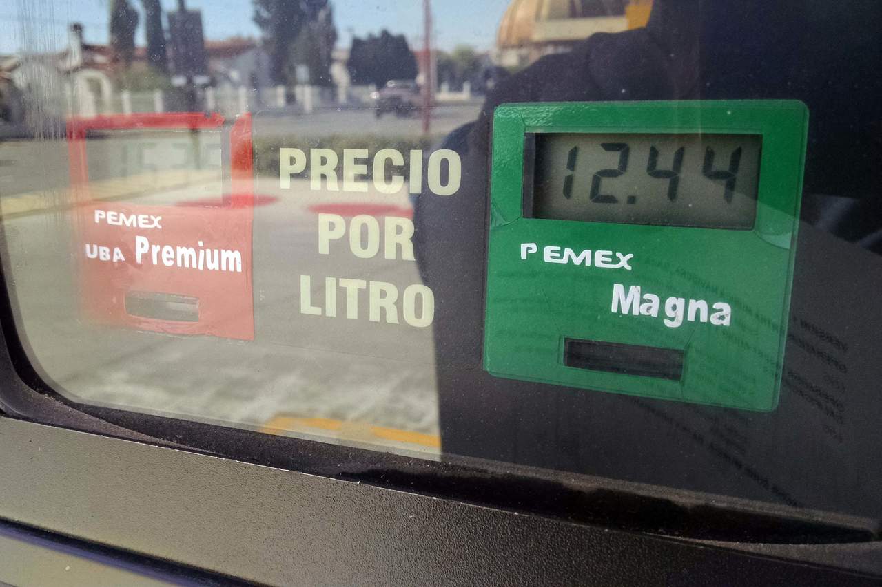Precio de la gasolina bajará dos centavos; informa Hacienda