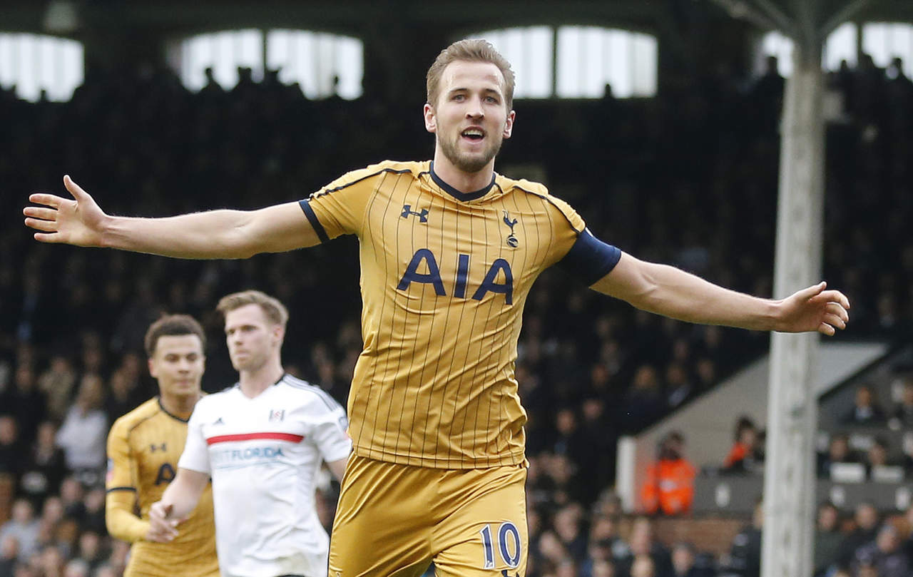Tottenham avanza en la FA CUP con triplete de Kane