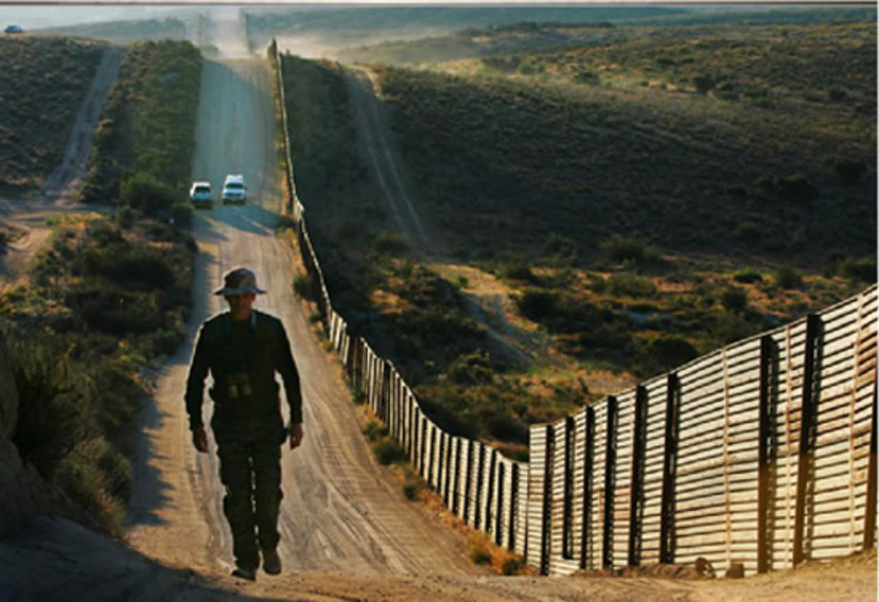Legisladores de EU recorren frontera con México