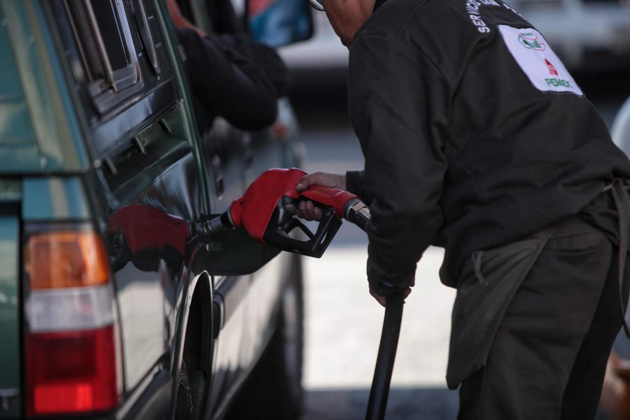 Precios de combustibles bajarán un centavo en Saltillo