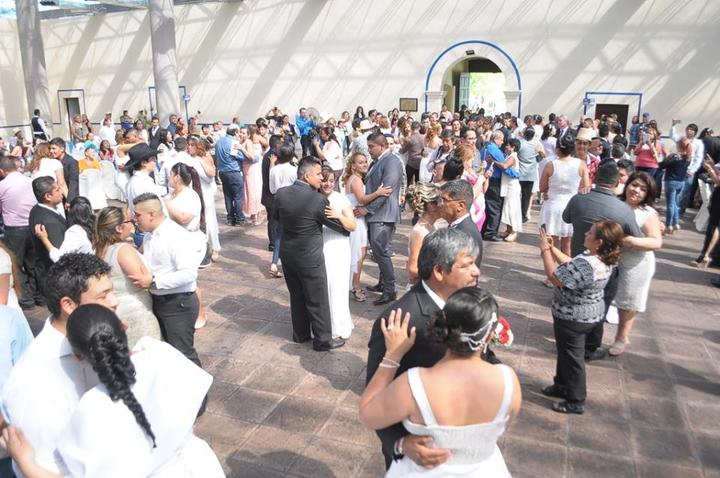 Unen sus vidas 70 parejas en bodas comunitarias