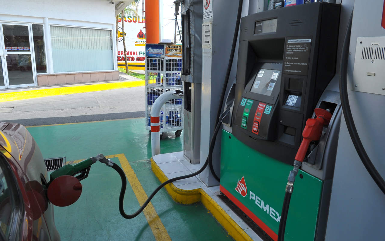 Precio de diésel baja un centavo; gasolinas se mantienen
