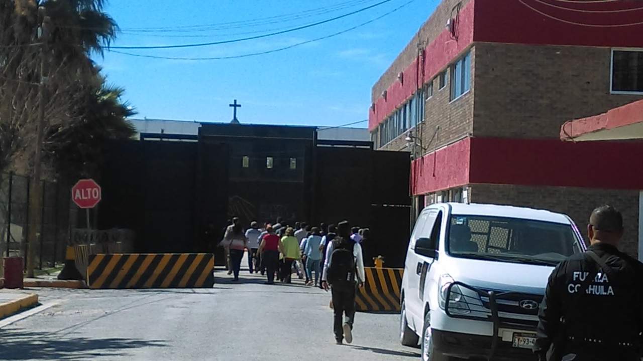 Obispo visita a internos del Cereso de Torreón y les impone la ceniza