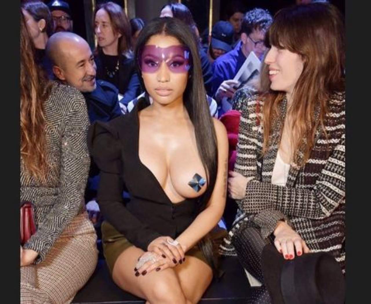 Muestra pecho desnudo Nicki Minaj en París