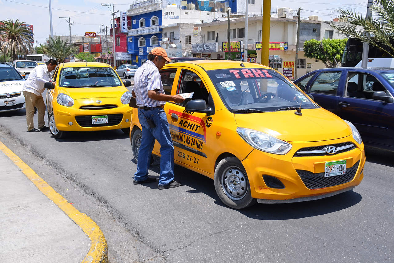 Concesiones de taxis en Torreón, por cuestión política: Isidro López