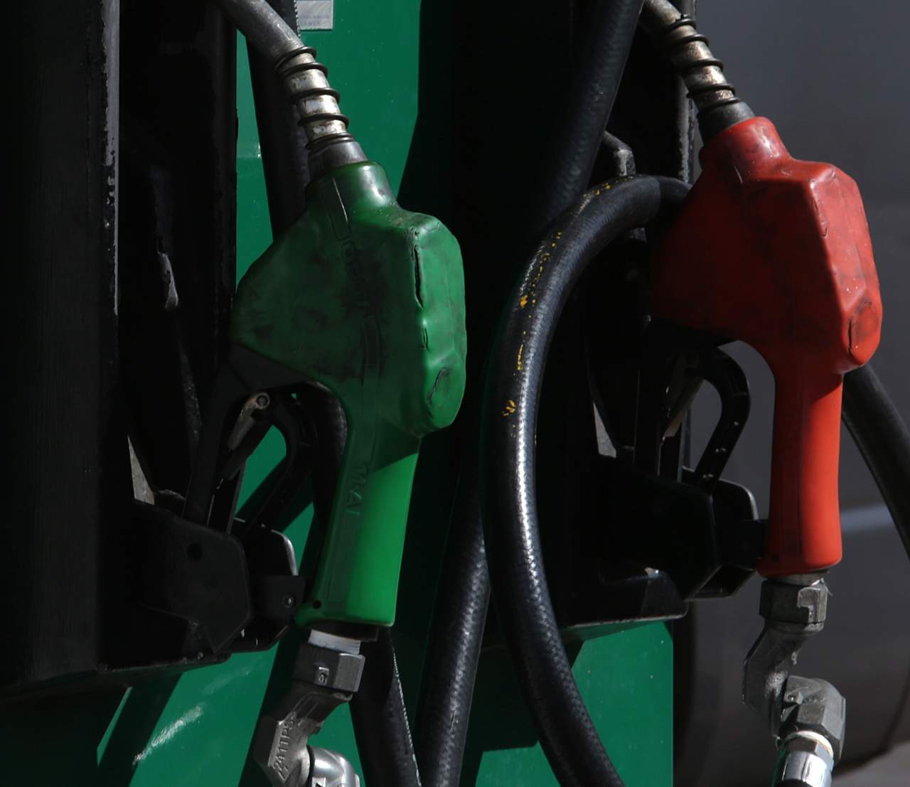 Precios de combustibles bajarán dos centavos este martes