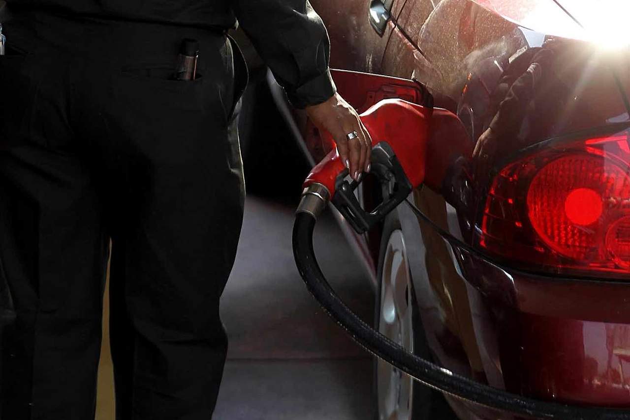 Gasolinas suben dos centavos; diésel aumenta tres