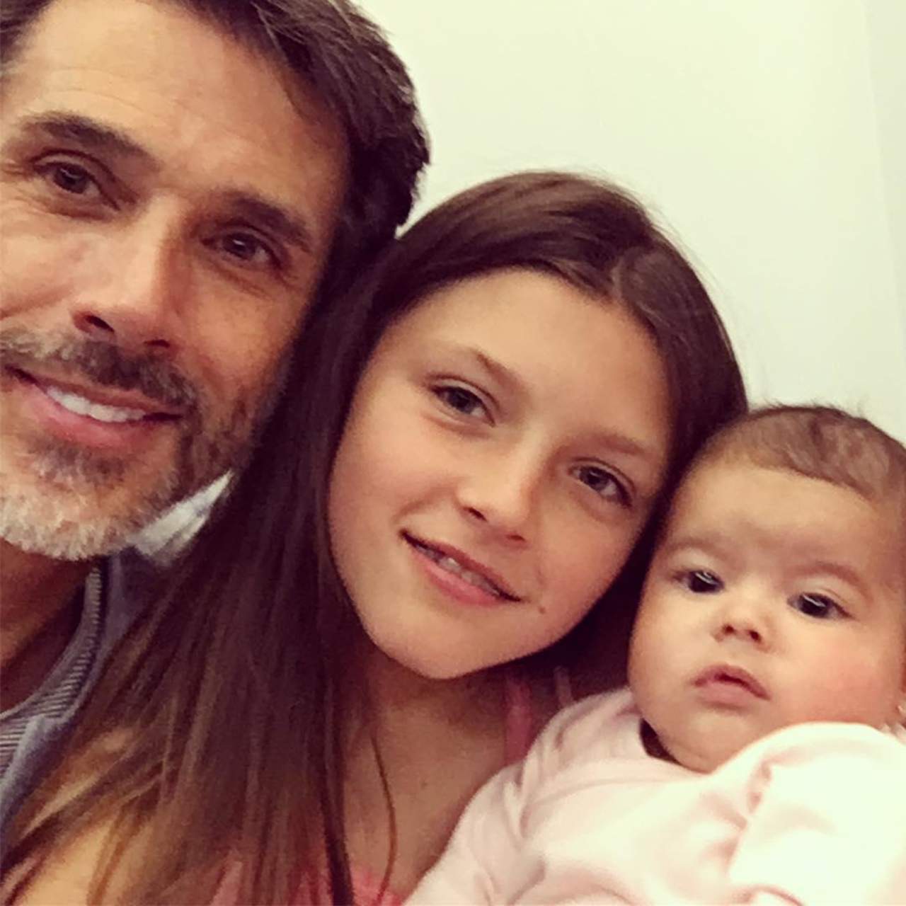Convive Sergio Mayer con su nieta Mila
