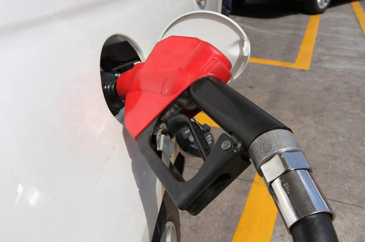 Gasolina Premium sube dos centavos; Magna baja uno