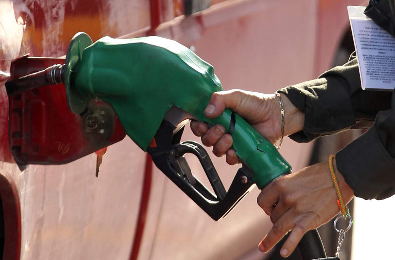Precios de combustibles bajan dos centavos en La Laguna